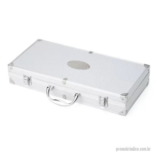 Kit churrasco personalizado - it churrasco 10 peças em maleta de alumínio com travas de segurança e placa central para personalização. Contém: espátula, pegador, escova para grelha, faca, pincel, garfo e quatro espetos, parte interna da maleta com revestimento em TNT e suportes de velcro para fixação das peças.