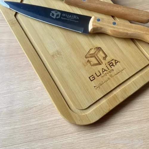 Kit churrasco personalizado - Kit Churrasco PM70066 -  Tábua bambu 30x20x1,3 cm  -  1 Faca de inox 7 polegadas  - 1 garfo inox  - 1 caixa preta de papelão