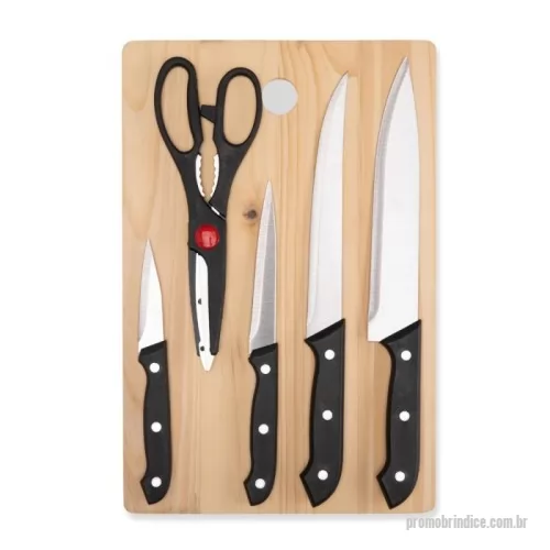 Kit churrasco personalizado - Kit churrasco 6 peças composto por tábua em madeira de pinho, tesoura multiuso e 4 facas em aço inox com cabos em PP resistente. Ideal para brindes corporativos, presentes personalizados, ações promocionais e kits gourmet. Possui excelente área para gravação na tábua, proporcionando alta valorização da marca.  Contém:  1 tábua em madeira 1 tesoura multiuso 4 facas em inox nos tamanhos 3”, 4”, 6” e 8”  Material: Madeira de pinho, aço inox e polipropileno (PP).