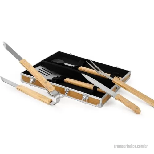 Kit churrasco personalizado - Kit para churrasco composto por cinco peças em inox com cabo em madeira de carvalho: faca com lâmina de 8 polegadas, espátula com cerdas de silicone, garfo de duas pontas, pegador de alimentos e uma espátula multiuso com lâminas serradas laterais e abridor de garrafas embutido. Acompanha maleta com acabamento amadeirado com detalhes em alumínio e trava de segurança para fechamento, além de revestimento interno em tecido Oxford e suportes em velcro para fixação dos itens.  Altura :  15,9 cm  Largura :  42,9 cm  Profundidade :  8,2 cm