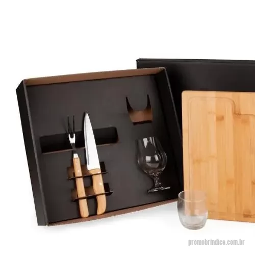 Kit churrasco personalizado - Kit para Churrasco/Cerveja/Whisky. Composto por tábua para Churrasco em Bambu, faca 7? em Bambu/Inox, garfo trinchante em Madeira/Inox, taça para Cerveja e copo para Whisky em vidro. Estão perfeitamente acomodados em uma caixa para presentear.