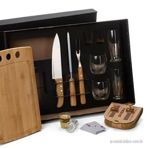 Kit churrasco personalizado - 	Kit para Churrasco, Drinks e Truco. Composto por tábua com três furos em Bambu, garfo trinchante e faca 8?, dois copos de Cerveja, dois copos de Whisky e dois copinhos de dose em vidro, caixa para truco com jogo de cartas, marcador de tentos e jogos em MDF. Como cortesia, na faca 8? fazemos uma gravação com os cortes do boi.
