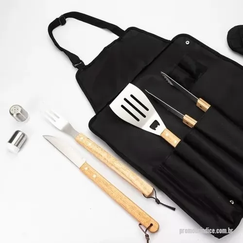 Kit churrasco personalizado - 	Kit churrasco 8 peças em estojo de nylon. Contém espátula, garfo, faca, pegador, saleiro, paliteiro, luva e avental (também utilizado como estojo). Talheres de inox com acabamento de madeira e avental de nylon com alça ajustável – possui botão e alça com fivela para lacre.