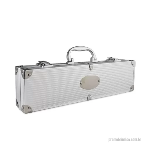 Kit churrasco personalizado - 	Prepare churrascos deliciosos com nosso kit de três peças, ideal para quem busca qualidade e precisão no preparo de carnes e outros alimentos. O conjunto inclui uma pinça, um garfo e uma faca de sete polegadas, acompanhados de uma elegante maleta de alumínio com plaquinha para personalização, garantindo mais exclusividade e organização.