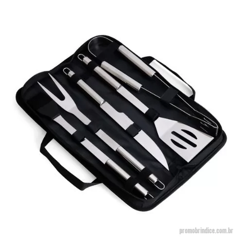 Kit churrasco personalizado - Descrição: Kit churrasco com cinco peças em inox. O conjunto inclui: uma faca de 6 polegadas, um garfo, uma espátula, um pincel com cerdas de silicone e um pegador. Acompanha estojo em nylon com um par de alças para transporte e placa metálica personalizável com verso autoadesivo para fixação.  Altura :  4,5 cm  Largura :  11 cm  Comprimento :  38,5 cm  Medidas aproximadas para gravação (CxL):  7 cm x 12 cm (estojo) - 2 cm x 8 cm (plaquinha)  Peso aproximado (g):  662