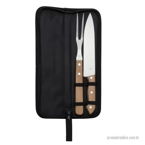 Kit churrasco personalizado - Kit churrasco 2 peças com estojo, contém faca e garfo. Estojo com alça para transporte e área interna com elástico de fixação para os utensílios.  Material: inox e madeira Estojo - comprimento: 36 cm Estojo - largura: 9,8 cm Faca - comprimento: 33 cm Faca- largura: 3,7 cm Garfo - comprimento: 33 cm Garfo - largura: 2,6 cm Estojo - medidas para gravação (C x ): 33,9 cm x 8,3 cm Faca - medidas para gravação (C x L): 3,6 cm x 2 cm Garfo - medidas para gravação (C x L): 12,9 cm x 2 cm Peso: 271 g Observação: Na versão preta, o cabo dos utensílios é produzido em plástico