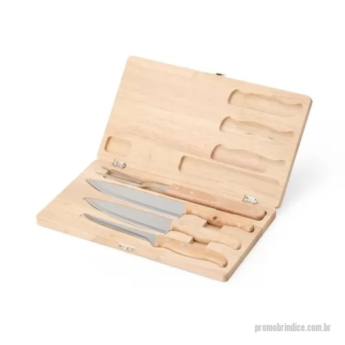 Kit churrasco personalizado - Kit churrasco 4 peças em estojo de madeira. Contém três facas e um garfo de inox com pegadores de madeira.