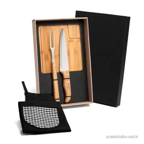 Kit churrasco personalizado - Kit em caixa de papel, faca 7 polegadas e garfo trinchante ambos de inox e cabo de madeira, tabua de corte de bambu 29x20cm, avental de oxford 90x50cm e luva térmica em brim.