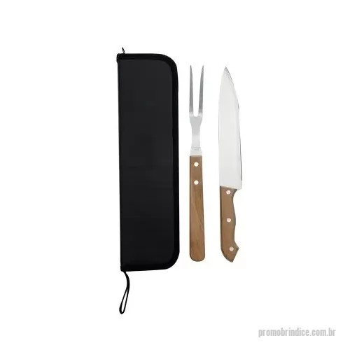 Kit churrasco personalizado - Kit Churrasco 2 Peças contendo: faca e garfo. Estojo com alça para transporte e área interna com elástico de fixação para os utensílios.  Medidas, peso e tonalidades podem variar pois o mesmo modelo é produzido por diversos fabricantes.