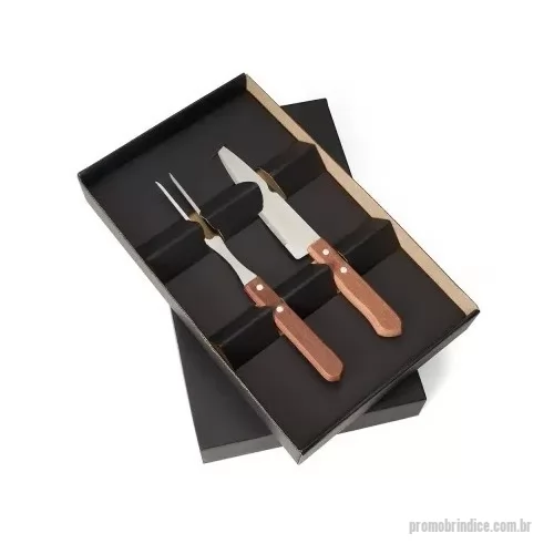 Kit churrasco personalizado - Kit churrasco três peças em estojo de papel kraft, contém: faca, garfo e tábua de corte com canaleta. Altura : 39 cm Largura : 23 cm Espessura : 5,3 cm Medidas aproximadas para gravação (CxL): 21 cm x 27 cm Peso aproximado (g): 1235