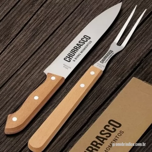 Kit churrasco personalizado - O Kit Churrasco 2 Peças Personalizado é um brinde prático, elegante e de excelente custo-benefício, ideal para empresas que desejam fortalecer sua marca com um presente útil e sofisticado. Perfeito para ações promocionais, eventos corporativos, confraternizações, campanhas de relacionamento e datas comemorativas.  O kit acompanha uma faca e um garfo, ambos desenvolvidos para proporcionar praticidade no preparo e no serviço de carnes. As peças são acondicionadas em uma embalagem de papel kraft, que garante uma apresentação moderna e sustentável, ideal para brindes personalizados.  A personalização pode ser realizada em gravação a Laser ou UV, proporcionando excelente acabamento, alta durabilidade e valorizando a identidade visual da sua empresa.