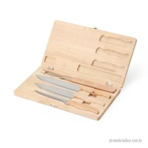 Kit churrasco personalizado - O Kit Churrasco 4 Peças Personalizado é um brinde sofisticado que combina elegância, funcionalidade e qualidade, sendo a escolha perfeita para empresas que desejam presentear clientes, colaboradores e parceiros. Ideal para eventos corporativos, campanhas promocionais, ações de relacionamento e datas comemorativas, este kit agrega valor à sua marca e proporciona uma excelente experiência ao presenteado.  O conjunto é acondicionado em um elegante estojo de madeira e acompanha três facas e um garfo, todos fabricados em aço inox com cabos de madeira, oferecendo resistência, durabilidade e conforto durante o uso. Além de proteger os utensílios, o estojo valoriza ainda mais a apresentação do brinde.  A personalização pode ser realizada em gravação a Laser ou UV, proporcionando um acabamento de alta qualidade, excelente durabilidade e destacando a identidade visual da sua empresa.
