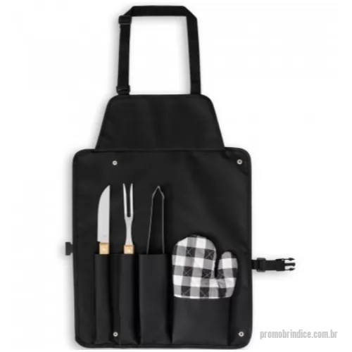 Kit churrasco personalizado - Kit churrasco composto por 3 utensílios em aço inox e madeira de Seringueira - faca, garfo e pinça - e uma luva de cozinha. O estojo dobrável em 600D pode ser convertível em avental para sua proteção. Certificação EU Food Grade. Dobrado e fechado: 130 x 480 mm,