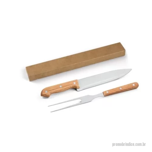 Kit churrasco personalizado - Kit churrasco em caixa presente de papel kraft reciclado. Composto por 2 utensílios em aço inox e bambu: faca chefe e garfo. Certificação EU Food Grade. A cor e o resultado da impressão nos materiais naturais pode variar entre produtos. Caixa: 325 x 26 x 42 mm