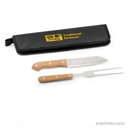 Kit churrasco personalizado - Kit churrasco com estojo em 210D. Composto por 2 utensílios em aço inox com cabos em madeira: garfo e faca japonesa. Certificação EU Food Grade. A cor e o resultado da impressão nos materiais naturais pode variar entre produtos. Garfo: 300 mm | Faca Japonesa: 285 mm | Dimensão da mala: 350x130x20mm