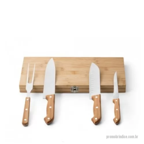 Kit churrasco personalizado - Kit churrasco em caixa de bambu. Composto por 4 utensílios em aço inox e bambu: faca japonesa, faca chefe, faca boning e garfo. Certificação EU Food Grade. A cor e o resultado da impressão nos materiais naturais pode variar entre produtos. Caixa: 350 x 179 x 29 mm