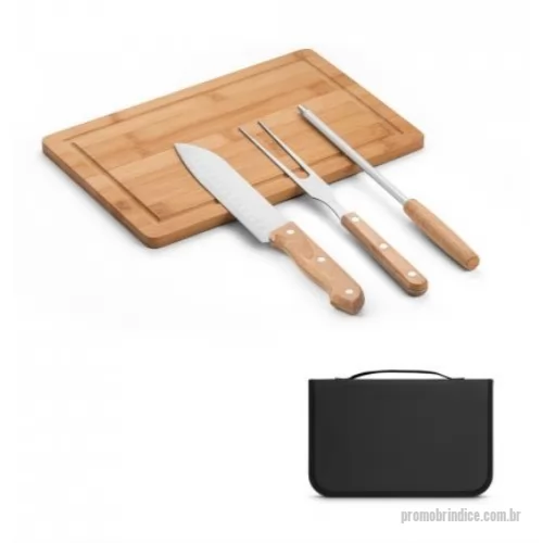 Kit churrasco personalizado - Kit churrasco em estojo de 210D. Composto por tábua em bambu e 3 utensílios em aço inox e madeira de Seringueira: faca japonesa, garfo e afiador. Certificação EU Food Grade. A cor e o resultado da impressão nos materiais naturais pode variar entre produtos. Estojo: 220 x 345 x 30 mm | Tábua: 300 x 200 x 11,6 mm