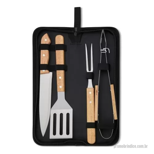 Kit churrasco personalizado - Kit churrasco 4 peças em estojo de nylon com alça. Pegador, garfo, faca e espátula de madeira, acompanha plaquinha para personalização e proteções plásticas.