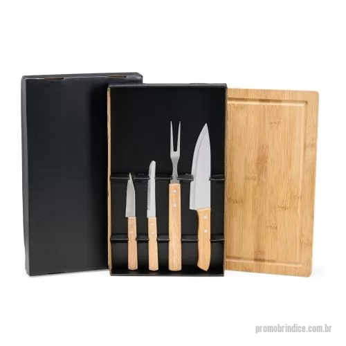 Kit churrasco personalizado - Kit churrasco composto por cinco peças com lâminas em aço inox e cabos de madeira. Três facas (3,4 e 6 pol), garfo e tábua de bambu, em caixa de papelão.
