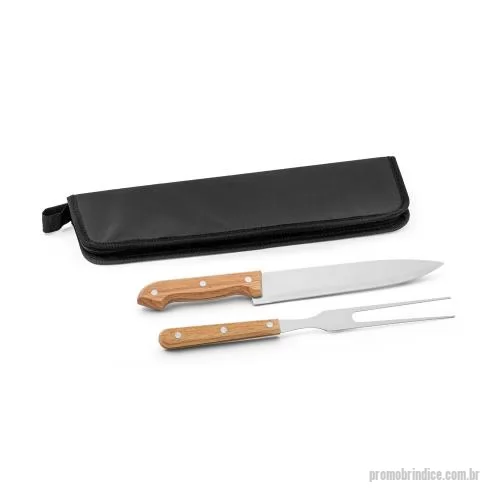 Kit churrasco personalizado - Kit churrasco em estojo de 210D. Composto por 2 utensílios em aço inox e madeira Seringueira: faca chefe e garfo.