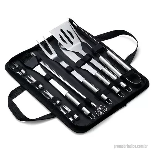 Kit churrasco personalizado - Kit Churrasco 17 Peças em estojo de nylon com alça. Contém: pegador, garfo, espátula, faca, pincel, 4 espetos e 8 garfos pequenos para petiscos. Utensílios de inox com proteções plásticas e parte interna com velcro para fixação das peças, acompanha p
