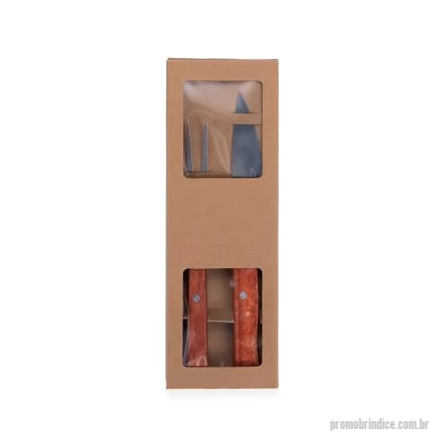 Kit churrasco personalizado - Kit para churrasco composto por garfo de duas pontas e faca com lâmina de 6 polegadas, ambos as peças em inox com cabo de madeira de faia. Acompanha embalagem em papelão com visor em plástico para acomodação das peças.