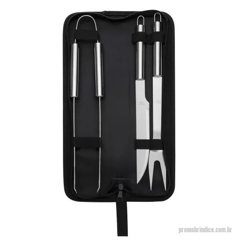Kit churrasco personalizado - Kit churrasco 3 peças em estojo de nylon com alça. Possui: faca(acompanha proteção plástica), garfo(acompanha proteção plástica), pegador em inox e parte interna com velcro para guardar as peças. Acompanha plaqueta para gravação.