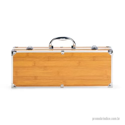 Kit churrasco personalizado - Kit para churrasco composto por cinco peças em inox com cabo em madeira de carvalho: faca com lâmina de 8 polegadas, espátula com cerdas de silicone, garfo de duas pontas, pegador de alimentos e uma espátula multiuso com lâminas serradas laterais e a