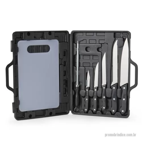 Kit churrasco personalizado - Um kit completo para ajudar na preparação de um churrasco inteiro e deixar o momento de confraternização ainda melhor. Este conjunto traz 7 itens, incluindo 1 tábua em plástico, 1 chaira em aço inox, e 5 facas em tamanhos diferentes do mesmo material