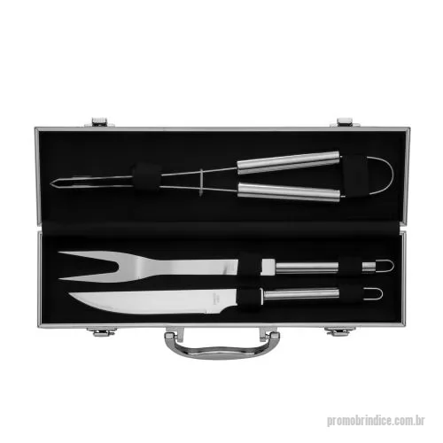 Kit churrasco personalizado - Um kit churrasco que oferece qualidade e precisão no preparo de carnes e outros alimentos. O conjunto apresenta três peças em aço inox: um pegador, um garfo e uma faca de corte com lâmina de 6 polegadas. Além disso, os utensílios são acomodados em ma