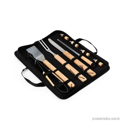 Kit churrasco personalizado - O kit completo para um churrasco perfeito! Este conjunto inclui uma faca de 6,5 polegadas, garfo trinchante, pegador, espátula, chaira e 4 pegadores de petiscos, unindo funcionalidade e qualidade em cada peça. Feitas em aço inoxidável, as peças conta