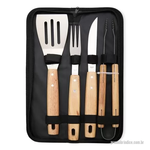 Kit churrasco personalizado - Praticidade para qualquer churrasco! Este kit conta com quatro peças essenciais: espátula, garfo, pegador e faca de 6 polegadas, todas em aço inox com cabos de madeira, acomodadas em um estojo de nylon que facilita o armazenamento e transporte. Para 