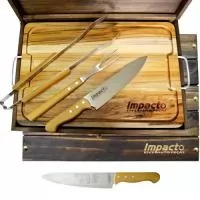 Kit churrasco composto de estojo de madeira envelhecida, tábua com alça mais kit Tramontina com faca 8 , pegador e garfo. Gravação da logo a laser no estojo, tábua e faca. Acompanha embalagem para presente. Despachamos com frete pago para todo o Brasil
