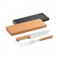 Kit churrasco em aço inox e bambu com 2 peças em caixa kraft. Medidas da caixa: 340 x 115 x 25 mm.