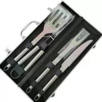 Kit churrasco 4 peças em maleta de alumínio com travas de segurança, contém: espátula, pegador, garfo e faca em inox. Parte interna da maleta com revestimento em tnt e suportes de velcro para fixação das peças. Altura :  13,1 cm  Largura :  6,9 cm  Comprimento :  38 cm  Medidas aproximadas para gravação (CxL):  3,5 cm x 6 cm  Peso aproximado (g):  987