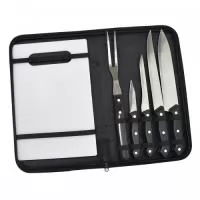 Kit churrasco com estojo. Contém 5 peças em inox com detalhe plástico. Acompanha uma tábua de corte. Itens acondicionados em estojo resistente fechado com zíper. Versátil, inclui todas as peças apropriadas para fazer um bom churrasco. Consultar tipos opções de gravação.
