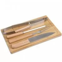 Kit churrasco, contendo: Garfo trinchante;  Faca para carne 8¨; Chaira; Pegador. Obs.:Os componentes de madeira e bambu poderão apresentar tonalidades diferente.