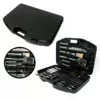 Kit Churrasco com maleta em plástico e 18 peças Inox com cabo plástico de alta qualidade. Contém: faca, garfo, espátula, pincel, pegador, escova para limpeza, espetos e petisqueiras. Consultar tipo de gravação.