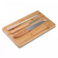 Kit churrasco com 4 peças. Contém Garfo, Faca 8 , Chaira e Tábua de bambu .