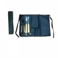 Kit Churrasco 3 peças com Estojo Preto que serve como avental de cintura. Contém 3 peças: *Pegador, * Garfo e Faca de metal com cabo de madeira que melhora a pegada dos talheres e mantém sua durabilidade. Os talheres são menores ideal para cortes pequenos, pode ser usado em ambientes executivo, corporativo e gastronômicos.