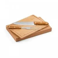 Kit churrasco em caixa craft. Composto por tábua em bambu e 2 utensílios em aço inox e bambu: faca chefe e garfo.