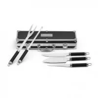 Kit churrasco em estojo de alumínio. Composto por 5 utensílios em aço inox e alumínio: faca chefe, faca japonesa, faca boning, garfo e afiador. Próprio para contato com alimento. Estojo: 385 x 120 x 69 mm | Placa: 75 x 35 mm