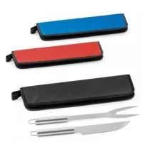 Kit churrasco em estojo de 210D. Composto por 2 utensílios em aço inox: faca chefe e garfo. Próprio para contato com alimento. Estojo: 350 x 130 x 20 mm 