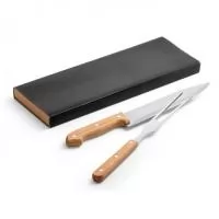 Kit churrasco em caixa kraft. Composto por 2 utensílios em aço inox e bambu: faca chefe e garfo. Próprio para contato com alimento. Caixa: 340 x 115 x 25 mm