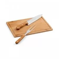 Kit churrasco em caixa kraft. Composto por tábua em bambu e 2 utensílios em aço inox e bambu: faca chefe e garfo. Certificação EU Food Grade. Caixa: 360 x 210 x 40 mm | Tábua: 300 x 200 x 12 mm