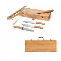 Kit churrasco em estojo de bambu. Composto por 6 peças em aço inox e bambu: faca chefe, faca média, faca japonesa, pinça, garfo e afiador. Certificação EU Food Grade. Estojo: 455 x 160 x 65 mm
