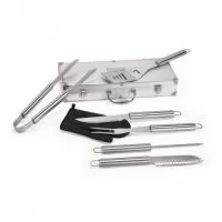 Kit churrasco em estojo de alumínio. Composto por luva de cozinha em poliéster e 6 utensílios em aço inox: faca chefe, 1 faca japonesa, 1 pinça, 1 garfo, 1 espátula e 1 afiador. Próprio para contato com alimento. Estojo: 450 x 170 x 80 mm | Placa: 80 x 50 mm