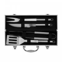 Kit churrasco 4 peças em maleta de alumínio com travas de segurança, contém: espátula, pegador, garfo e faca em inox. Parte interna da maleta com revestimento em tnt e suportes de velcro para fixação das peças.