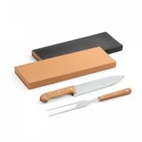 Kit churrasco em caixa kraft. Composto por 2 utensílios em aço inox e bambu: faca chefe e garfo. Próprio para contato com alimento.