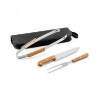 Kit churrasco em estojo de 210D. Composto por 3 utensílios em aço inox e madeira de Seringueira: faca chefe, pinça e garfo. Próprio para contato com alimento.